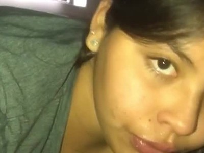 młoda nastolatka ssie penisa