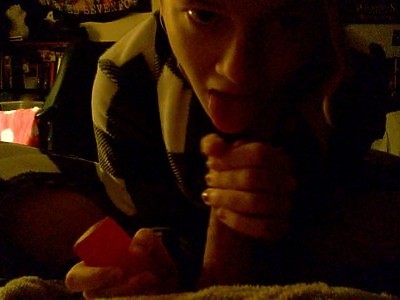 młoda w okularach wyje z rozkoszy