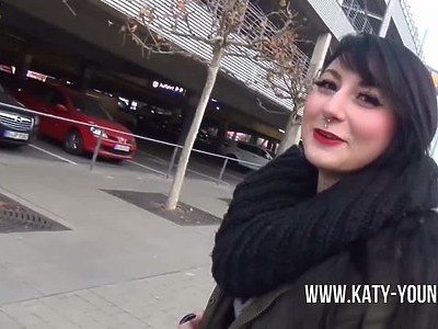 amatorka pokazuje co ma na tapczanie