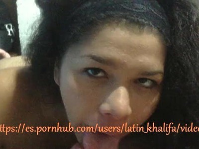 cycata nastolatka w białych pończochach zarzuca kuperkiem