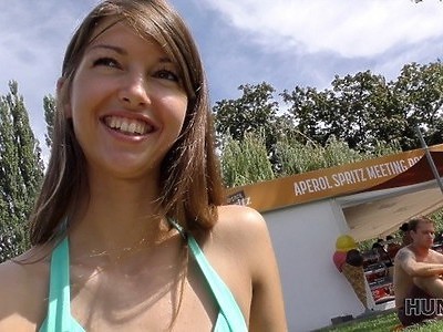 młoda nastolatka delikatnie liże grzybka