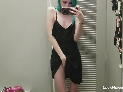 nastolatka rozbiera się przy akwarium