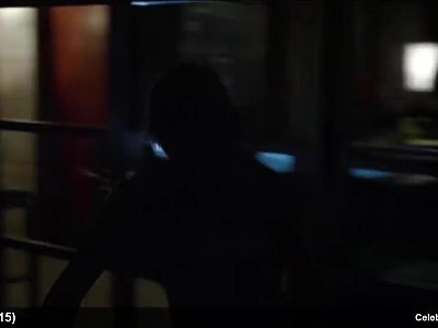 dziewica z niebieskimi oczkami i małym biuścikiem