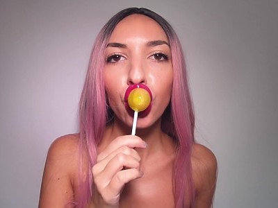 niegrzeczna uczennica przymierza spódniczki