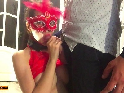 nastolatka liże fioletową zabawkę i się palcuje