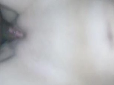 słodka młoda kelnereczka częstuje się kutasem