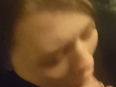 piękna nastolatka pięknie ciągnie i w dodatku lubi anal