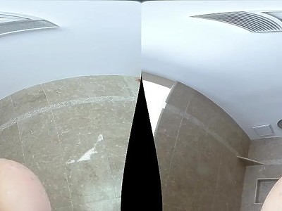 fajne nastolatki pieszczą się na skórzanej kanapie