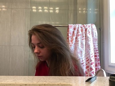 dziewica pieści swoją ciasną cipkę