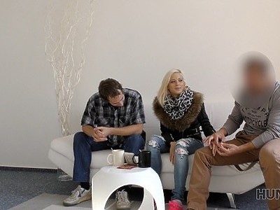 napalona nastolatka ciągnie mu dydola i maca go po dupie