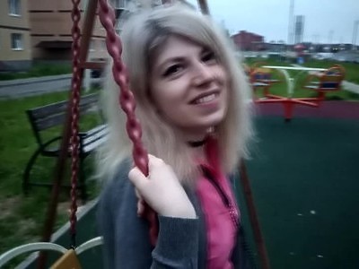 nastolatka w getrach rozkłada nogi i daje sobie z palce