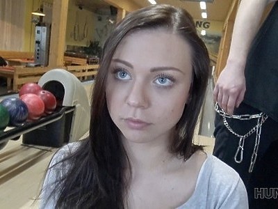 nastolatka bierze całkego fiuta do dzioba