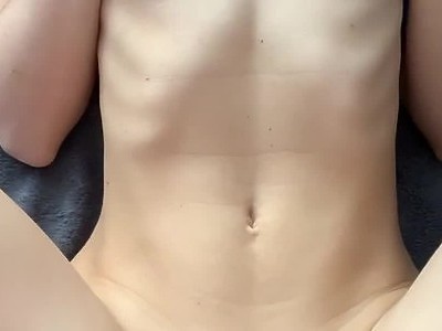 nastolatka na łóżku z nim czuje się wspaniale