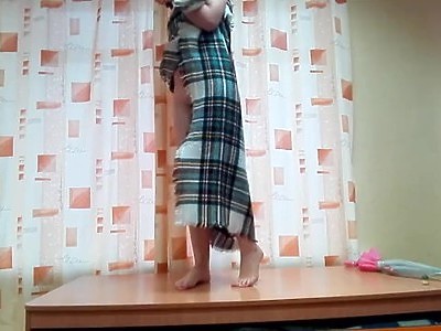 nastolatka bez majtek chodzi po drabinie