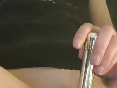 dziewica czeka siedząc na fotelu na seks