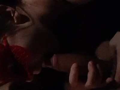 nastolatka pali papieroska a on pieści ją po cycach