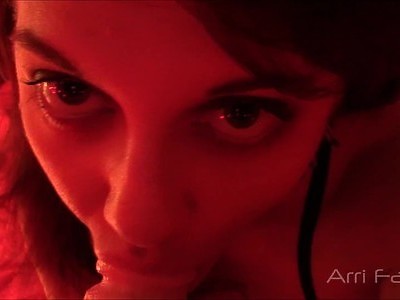 nastolatka w stringach fajnie kręci dupcią