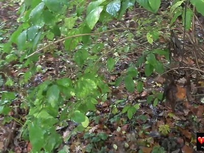 dwie nastolatki bawia się wibratorem