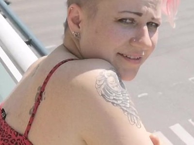 nastolatka w kitkach jest lizana po muszelce