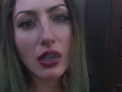 młoda w krótkiej spódniczce lubi porządny anal