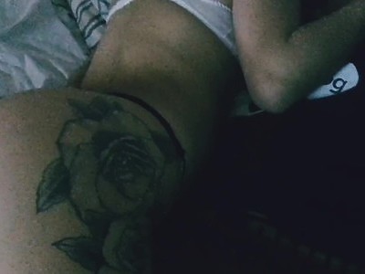 młoda niunia z anal plugiem