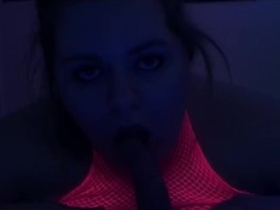 cycata nastolatka wyskakuje przed nim z ciuszków