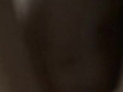 nastolatka pod choinką przy kominku