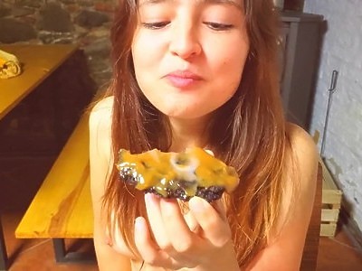 młoda blondynka ujeżdża chłopaka na kanapie