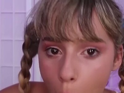 młoda niunia rozkłada swe nóżki i słodko sobie dogadza