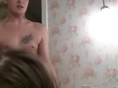 nastolatka kładzie się na facecie w pozycji 69