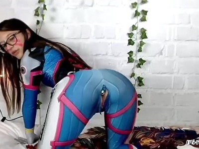 młoda lalunia wypina tyłeczek przed kutasem