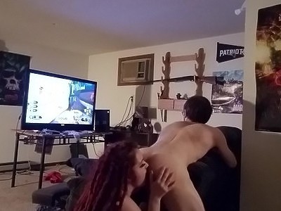 wciska penisa do ust rudej nastolatki