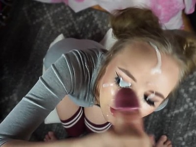 silikonowa nastolatka rozkłada nogi przed porno kolegą