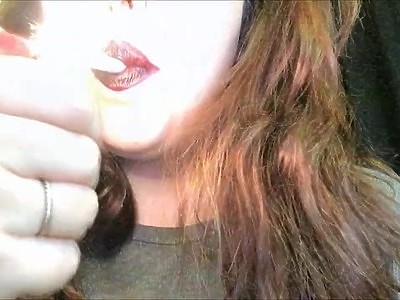 emo nastolatka masuje swoją cipkę w publicznej toalecie