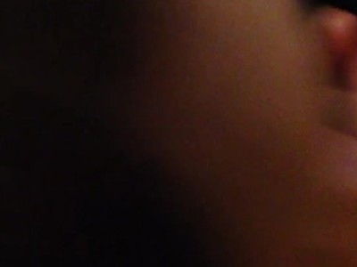 młoda pokazuje malutki cycuszki