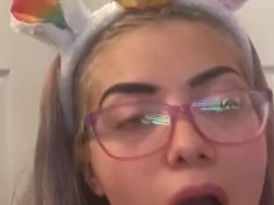 18 nastoletnia latynoska rozkłada nogi i zaprasza do swojej różowej cipki