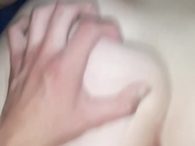 blond nastolatka wśród wielu facetów