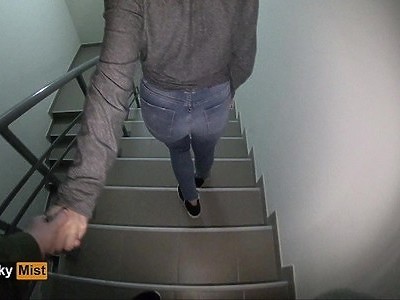 nastolatka masuje dłonią jego wielką pałę