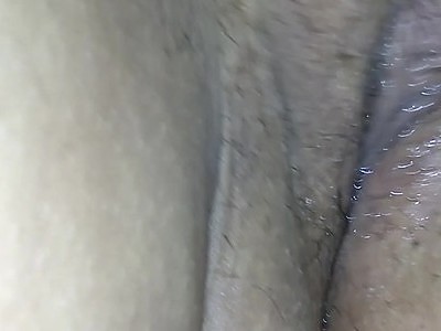 nastolatka w pończochach lubi się pieścić