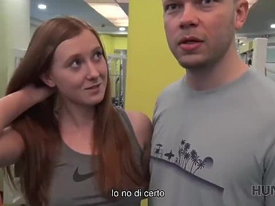 super słodziutka nastolatka jest rcuhana na pieska