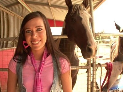 blond nastolatka klęczy przed czekoladowymi penisami