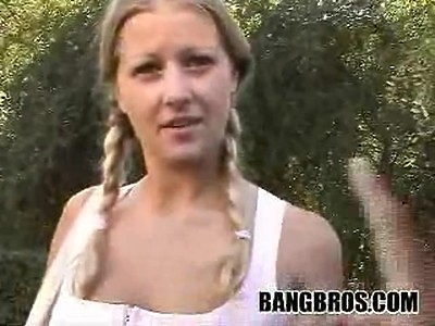 nastolatka ma kolczyki w sutkach i ujeżdża jego pałę