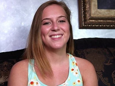 nastolatka bawi się do wystrzału