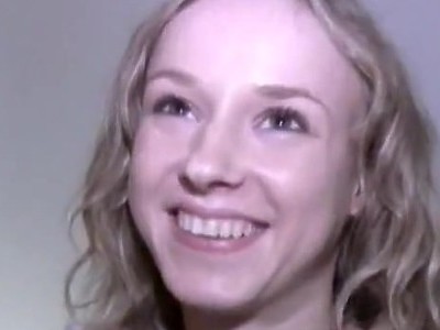 nastolatka wsadza twarz między jej silikonowe cyce