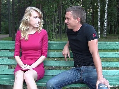 opalona nastolatka dobrze porusza się na członku