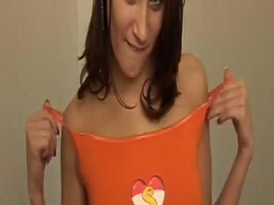 dziewica rozkłada nogi i się fajnie palcuje