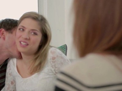 drobna nastolatka z silikonami i jej kolega