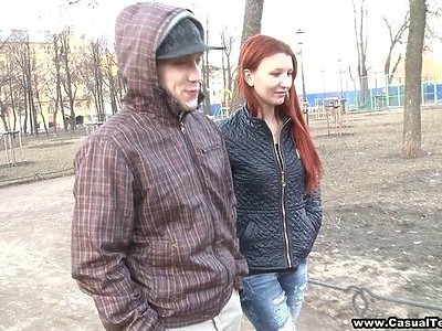 ciężarna nastolatka robi drinki