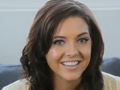 poderwana nastolatka pokazuje swe krągłe dupsko