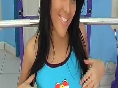 ciemnowłosa dziewica rucha się jak szalona